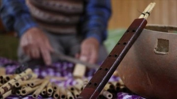 Yörük ezgileri eşliğinde, 7 yıldır tekerlekli sandalyeye bağımlı eşine bakıyor