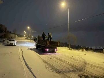 Yozgat Belediyesi ekipleri gece boyunca karla mücadelesini sürdürdü
