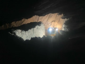 Yüksekova’da 7 metreyi geçen kar tünelleri
