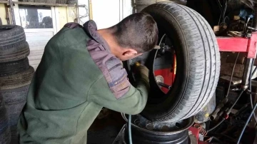 Yüksekova’da oto lastikçilerde bahar yoğunluğu
