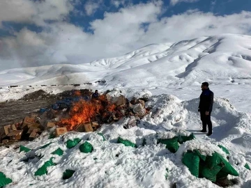 Yüksekova’da tarihi geçmiş bir kamyon gıda imha edildi
