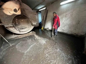 Yüksekova’da yoğun yağışlar sonrası binanın kalorifer dairesi sular altında kaldı
