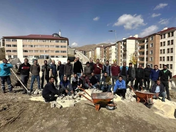 Yüksekova’da yürekleri ısıtan anlar: 30 kapıcı çocuklar için yol onardı
