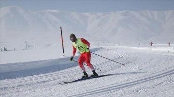 Yüksekova kristal kar örtüsüyle "kayak sporunun parlayan yıldızı" oldu