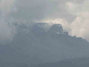 Yüksekova’ya mevsimin ilk karı düştü
