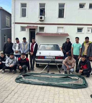 Bot ile geçmeye çalışan 15 düzensiz göçmen yakalandı