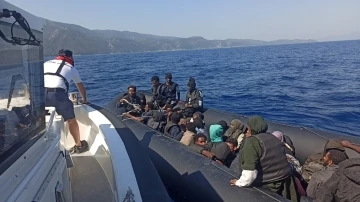 Yunanistan’ın geri ittiği 32 düzensiz göçmen kurtarıldı
