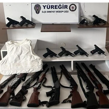 Yüreğir polisi 17 ruhsatsız silah ele geçirirken 93 suçluyu da yakaladı
