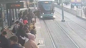 Yürekler ağza geldi: Yolcu, tramvayın altında kalmaktan son anda böyle kurtuldu
