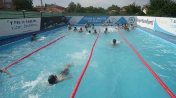 ’Yüzme Bilmeyen Kalmasın’ projesi sayesinde yüzme öğreniyorlar
