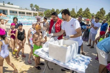 Yüzme kursu öğrencilerine limonlu dondurma sürprizi
