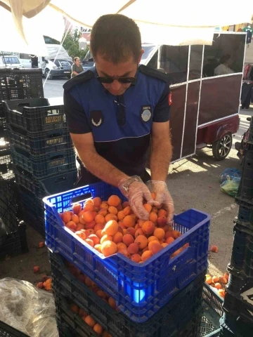 Zabıta ekipleri pazar yerlerindeki denetimlerini artırdı
