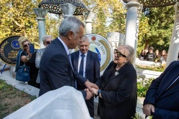 Zeki Müren Bursa'da kabri başında anıldı 