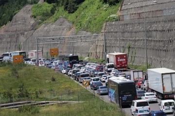 Zincirleme kaza TEM Otoyolu Bolu geçişinde uzun araç kuyrukları oluşturdu
