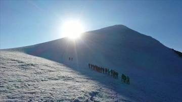 Zirvesi buzullarla kaplı Ağrı Dağı dünyanın farklı ülkelerinden dağcıları ağırlıyor