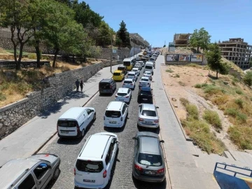 Ziyaretçi akınına uğrayan Mardin’de kilometrelerce araç kuyruğu oluştu
