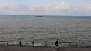 Zonguldak'ta sağanağın ardından denizin rengi kahverengiye döndü