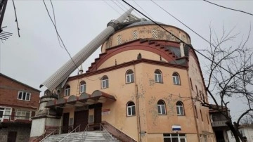 Zonguldak'ta şiddetli rüzgar nedeniyle köy camisinin minaresi devrildi