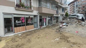 Zonguldak'taki selde iş yerinde mahsur kalan kadını eşi ve komşuları kurtardı